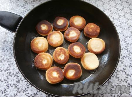 Затем пончики перевернуть и дать им зарумяниться с другой стороны.