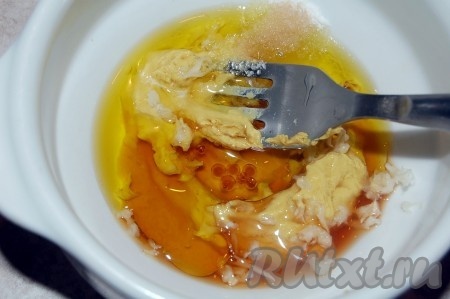 Зубчик чеснока пропустить через пресс. Все составляющие разместить в мисочке.