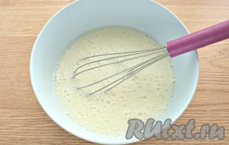 Тёплое молоко вливаем в получившуюся яичную смесь и перемешиваем.