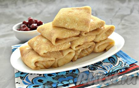 Домашние блины, фаршированные творогом, получаются очень вкусными. К столу их можно подать со сметаной.