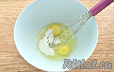 В объёмную миску разбиваем куриные яйца. Всыпаем к ним сахар и соль.
