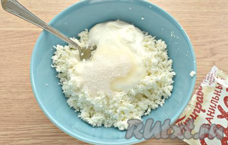 Чтобы начинка получилась нежной, творог я всегда протираю через сито. К протёртому творогу добавляем сметану, всыпаем ванильный сахар (его можно заменить обычным).