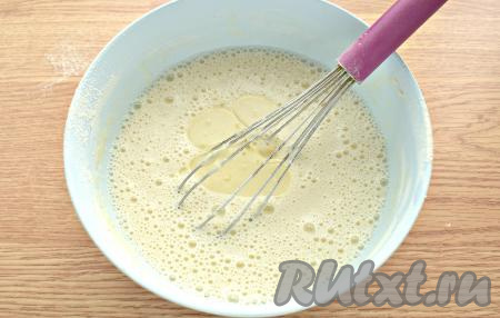 Тесто должно быть не слишком жидким, при необходимости, всыпьте ещё чуть-чуть муки. В блинное тесто сразу вливаем 2 столовые ложки растительного масла, перемешиваем. Тесто на 10-15 минут оставляем в сторонку, за это время сделаем творожную начинку для блинов.