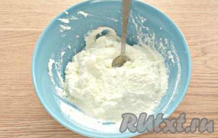 Ингредиенты перемешиваем, получается нежная творожная начинка, идеальная для фаршировки блинов.