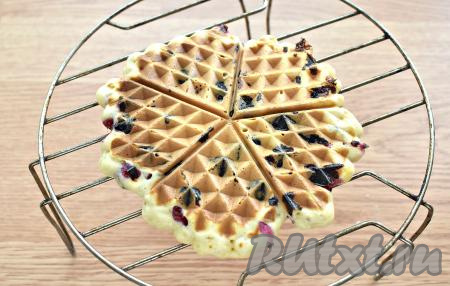 Вафли с ягодами выпекаем 2,5-3 минуты, а затем остужаем на решётке. В моей электровафельнице у меня вышло 25 штук.