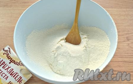 В миску просеиваем пшеничную муку, добавляем к ней сахар и разрыхлитель для теста, перемешиваем.
