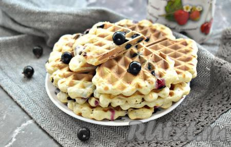 Венские вафли с ягодами получились пышными и нежными, угощайтесь! Мне такие вафли нравится есть охлаждёнными.