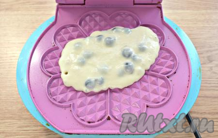 Разогреваем поверхность панели электровафельницы для венских вафель, выкладываем две столовые ложки теста, крышку закрываем.