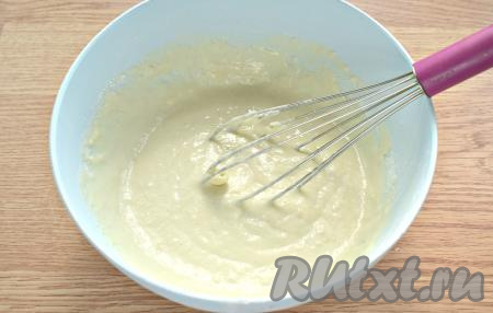 Тесто для вафель должно получиться в меру густым, нежным, похожим по консистенции на тесто для оладушек.