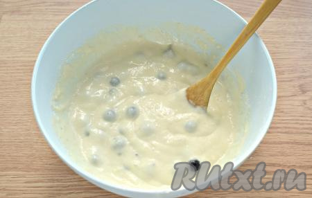 Перемешиваем, тесто для венских вафель с ягодами готово.