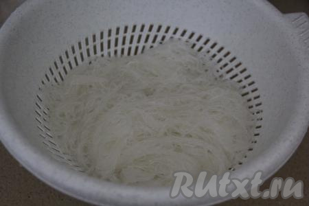 Фунчозу полностью залить кипящей водой и оставить на 5 минут, а после этого откинуть её на дуршлаг и промыть холодной водой.