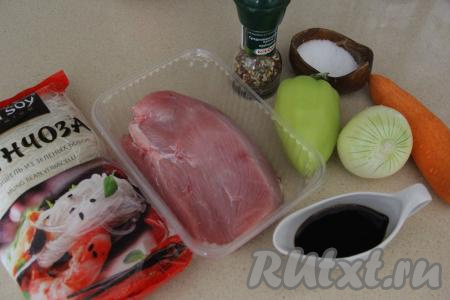 Подготовить продукты для приготовления фунчозы с индейкой и овощами в соевом соусе. Морковку и луковицу вымыть и почистить. Болгарский перец очистить от семечек, убрать плодоножку.