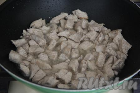 Обжаривать индейку на среднем огне в течение 5-7 минут, периодически переворачивая.