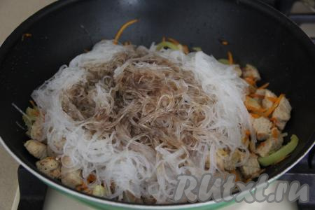 Затем нарезать фунчозу ножницами и переложить в сковороду к индейке с овощами. Влить соевый соус, перемешать, если нужно, досолить.