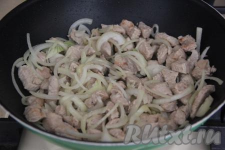Обжаривать лук с индейкой минут 5, иногда перемешивая.