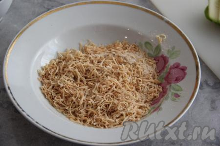 Смесь сухарей, сыра и специй перемешать и панировка для кабачков готова. 
