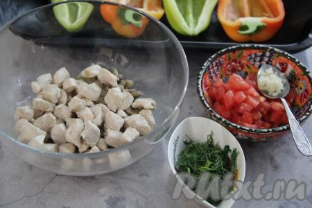 В миске соединить остывшие обжаренные лук с грибами и курицу. Вымыть укроп и мелко нарезать. Вымытый помидор нарезать на небольшие кубики. Чеснок почистить и пропустить через пресс.