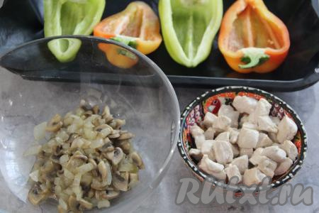 Обжаривать куриное мясо минут 10, периодически помешивая, чтобы филе равномерно прожарилось со всех сторон, затем снять с огня и дать немного остыть. Болгарский перец разрезать на две половинки, семечки убрать, плодоножку я оставила, промыть. Подготовленные половинки перцев переложить на противень, застеленный ковриком для выпечки (или пергаментом).