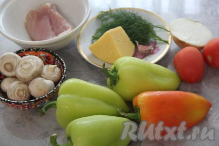 Подготовить продукты для приготовления в духовке половинок перцев, фаршированных курицей и грибами. Перцы промыть. Мы будем готовить перцы вместе с плодоножкой, поэтому особенно тщательно моем в районе плодоножки, там иногда бывает грязь.