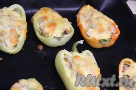 Запекать половинки перцев в разогретой духовке минут 20-25 при температуре 180 градусов.