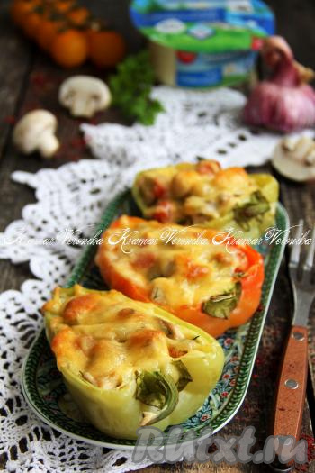 Половинки перцев, фаршированные курицей и грибами, достать из духовки, дать немного остыть, а затем можно подавать к столу. Получается очень вкусное, сочное порционное блюдо, обязательно попробуйте!