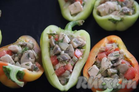 Наполнить половинки перца начинкой из курицы и грибов. 