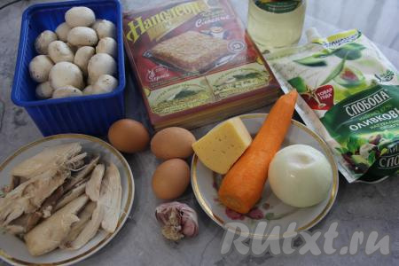Подготовить продукты для приготовления закусочного торта "Наполеон" с курицей и грибами из готовых коржей.  Куриное филе предварительно сварить до готовности в подсоленной воде (в течение минут 25 с момента закипания воды). Лук и морковь почистить. Яйца сварить вкрутую (варить после начала кипения воды минут 9), затем полностью их остудить и очистить. Я готовила торт с шампиньонами, но для этого блюда можно вместо шампиньонов взять лесные грибы, отваренные в течение 25-30 минут после закипания воды.