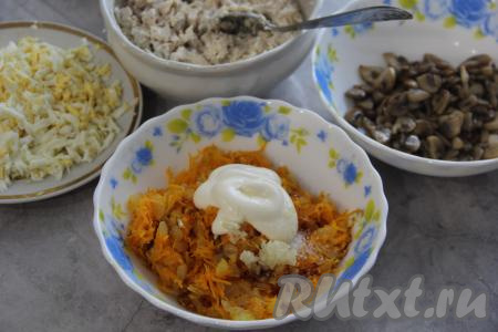 К морковке с луком добавить одну столовую ложку майонеза и зубчик чеснока, пропущенный через пресс, перемешать, если нужно, подсолить по вкусу.