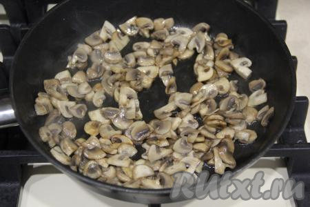Жарить грибочки на среднем огне, иногда помешивая, минут 15 (до готовности), затем переложить на отдельную тарелку, полностью остудить.