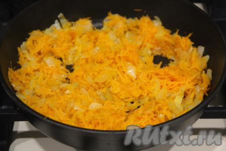 Обжаривать овощи минут 8-10 (до мягкости), иногда перемешивая.