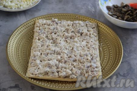 Разложить куриную начинку и равномерно распределить по коржу.