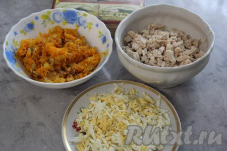 Натереть варёные яйца на крупной тёрке, выложить в отдельную тарелку. В другую тарелку выложить мелко нарезанное варёное куриное филе.