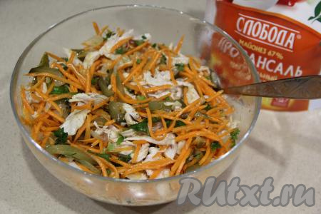 Заправить салат "Обжорка" майонезом и перемешать.