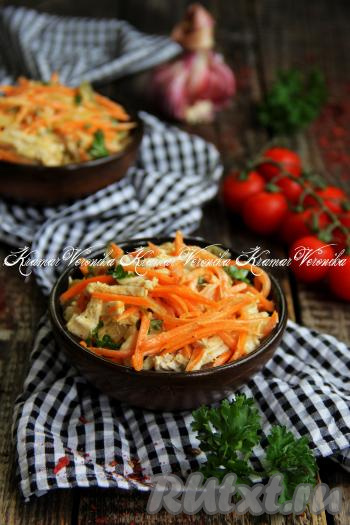 Вкусный, в меру острый, яркий салат "Обжорка", приготовленный с курицей и корейской морковью, можно сразу же подавать к столу. Я подала в порционных креманках.