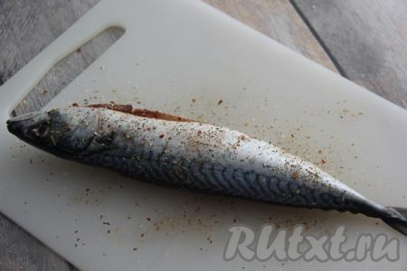 Рыбку посолить и присыпать специями для рыбы.&nbsp;