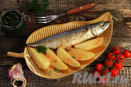 Достать противень с рукавом из духовки. Аккуратно разрезать рукав, а затем переложить скумбрию с картошкой на тарелку и в горячем виде подать к столу. Рыбка получается нежной, ароматной, а дольки картошки становятся мягкими, пропитанными рыбными соками. Всем советую этот простой рецепт приготовления вкусного и сытного блюда!