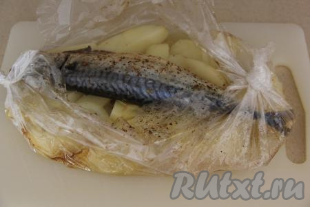 Запекать рыбу с картошкой в рукаве минут 35 при температуре 180 градусов.