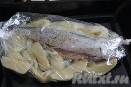 Картошку с луком поместить в рукав для запекания, поверх овощей выложить скумбрию, завязать рукав с двух сторон и переложить на противень. Сделать несколько проколов зубочисткой вверху рукава. Поставить противень с рукавом в разогретую духовку.