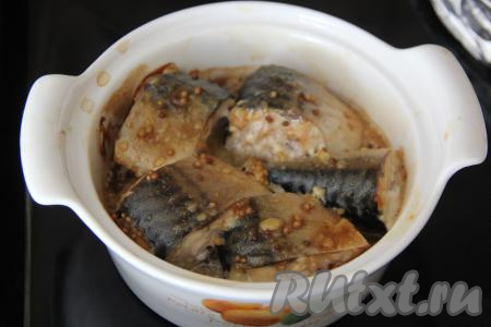 Поставить форму в разогретую духовку и запекать скумбрию в соевом соусе с горчицей и майонезом минут 25 при температуре 190 градусов.