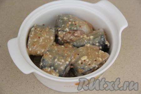 Залить скумбрию получившимся соусом, покрывая рыбку со всех сторон.