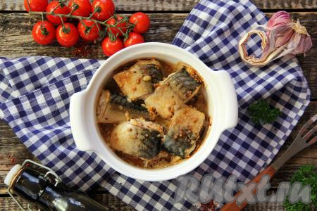 Вкусную, ароматную скумбрию, запечённую в соевом соусе с горчицей и майонезом в духовке, подать к столу в горячем виде, дополнив гарниром или свежими овощами.