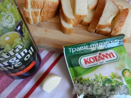 Чеснок очистить, приготовить масло и травы. Чеснок подавить прессом, смешать с солью, травами, залить маслом, перемешать.