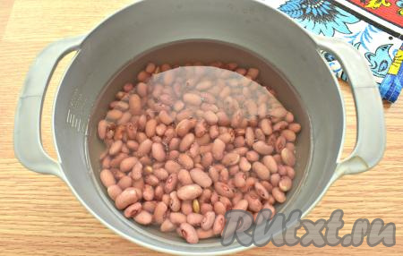 Отмеряем нужное количество сухой красной фасоли. Фасоль перекладываем в миску и полностью заливаем её холодной водой. Оставляем фасоль замачиваться минимум на 4 часа, а лучше всего - на всю ночь.