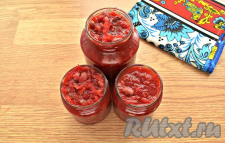 Получившуюся заправку для борща с фасолью сразу раскладываем в заранее простерилизованные банки (я стерилизую баночки над паром), закручиваем прокипячёнными крышками. Банки с заправкой ставим дном вверх, со всех сторон укутываем пледом, одеялом или тёплой шалью и оставляем до полного остывания (я оставляю на сутки), а затем убираем на хранение. Хранить заготовку рекомендуется в прохладном помещении (например, в подвале или погребе).