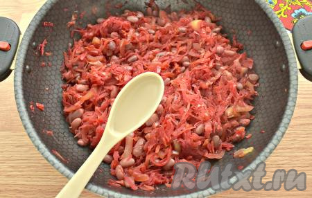 Тушим овощи, периодически перемешивая, 15 минут. В конце приготовления вливаем столовый уксус. Перемешиваем, держим на плите ещё 1 минуту.