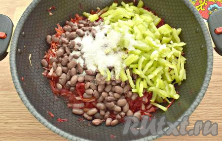 Через 10 минут добавляем к овощам варёную фасоль, нарезанный на небольшие брусочки перец, всыпаем сахар и соль, перемешиваем.