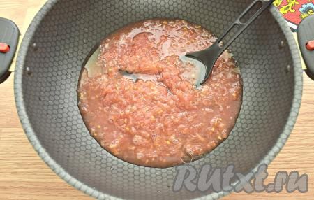 Лук, свеклу и морковь очищаем. С капусты убираем верхние листы. Из болгарского перца удаляем плодоножку с семечками. Очищенные овощи моем. Помидоры моем, натираем на тёрке так, чтобы кожура осталась в руке. Можно помидоры измельчить с помощью мясорубки или блендера, сняв, по желанию, предварительно с помидоров кожуру (кожура легко снимается, если поместить помидоры на несколько минут в очень горячую воду, а затем залить холодной водой). Получившуюся томатную массу вместе с растительным маслом вливаем в глубокую сковороду, перемешиваем и доводим на умеренном огне до кипения.