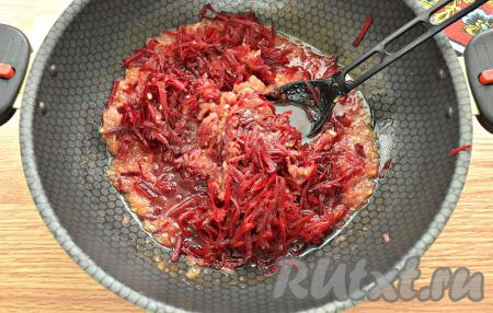 Натираем на крупной тёрке свеклу и перекладываем в закипевшую смесь натёртых помидоров и масла. Перемешиваем, на небольшом огне тушим свеклу с помидорами 20 минут, иногда перемешивая.