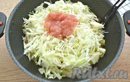 Помидор натираем на крупной тёрке, оставляя кожуру в руке, перекладываем в сковороду с овощами.