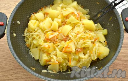 Овощи перемешиваем, тушим под крышкой на небольшом огне 10 минут. Если нужно, влейте ещё немного воды в сковороду.